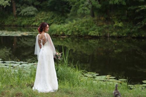 Самые модные свадебные прически 2022-2023 года излучают нежность, элегантность, лаконичность и естественность. 01