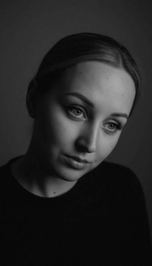 Промпт: сгенерируй темный монохромный экстремально близкий макропортрет лица этой женщины используя мое селфи и сохрани лицо 1: 1\\. 01