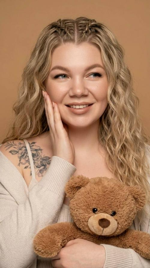 Промпт. Ультрареалистичный студийный портрет молодой женщины, снятый крупным планом, мягкий фронтальный ракурс, камера на уровне глаз. 01 Промпт. Ультрареалистичный студийный портрет молодой женщины, снятый крупным планом, мягкий фронтальный ракурс, камера на уровне глаз. 01