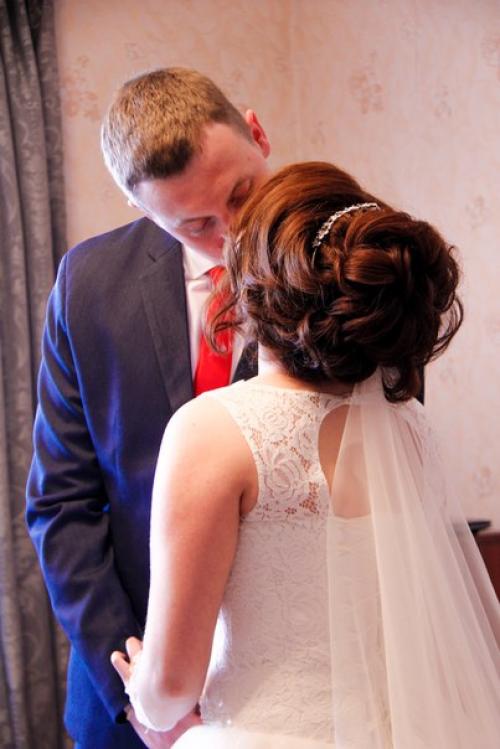 Свадебные прически от 1400 до 1600 р. ( с накладными прядями и без). 01