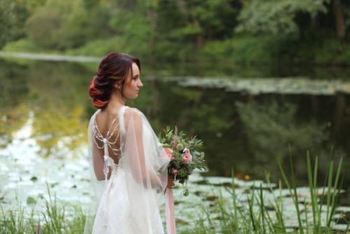 Самые модные свадебные прически 2022-2023 года излучают нежность, элегантность, лаконичность и естественность. 03