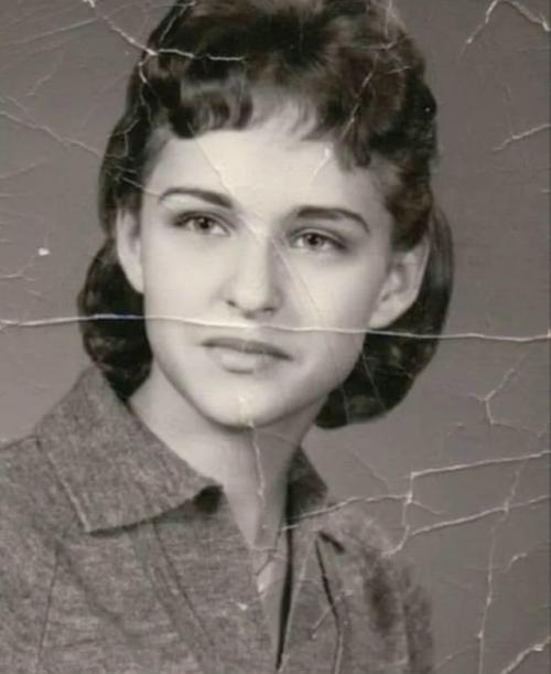 Восстанови старое семейное фото в 1 клик, порадуй своих бабушек и дедушек.

