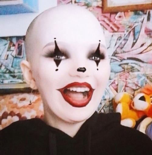 Я иногда тик ток ради развлечения или грима смотрю. 02