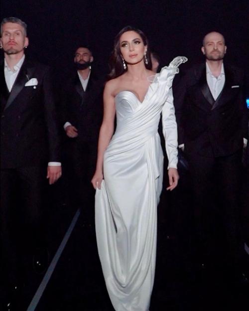 Думая над образом для премии и отталкиваясь от постановки номера, я подумала, что это должен быть стиль а-ля голливуд! 04