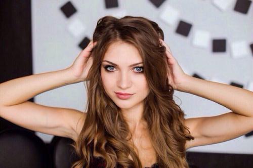 Милые девочки!  Мы хотим представить вам нашего визажиста и мастера по волосам Дарью Калмыкову. 01