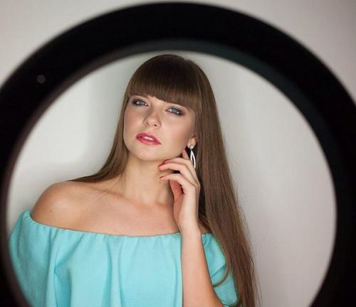 Милые девочки!  Мы хотим представить вам нашего визажиста и мастера по волосам Дарью Калмыкову. 05