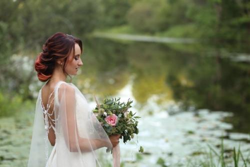 Самые модные свадебные прически 2022-2023 года излучают нежность, элегантность, лаконичность и естественность. 02