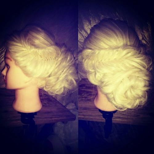 Милые девушки?  Я сертефецированный стилист (мастер по прическам и визажист), предлагаю свои услуги по приятным ценам. 06