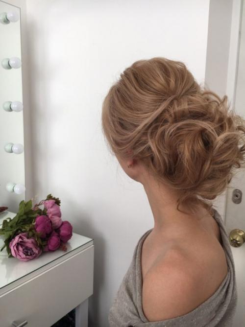 Трансформация из греческой косы вот в такой стильный текстурный небрежный пучок? 01