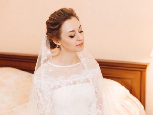 Милые девочки!  Мы хотим представить вам нашего визажиста и мастера по волосам Дарью Калмыкову. 04