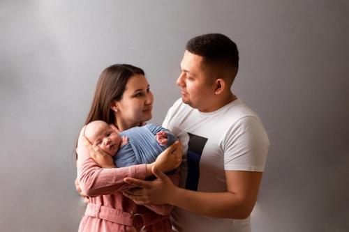 Фотографии малыша с родителями очень нежные и трогательные и ниже приведены самые главные причины сделать такую съёмку: 03