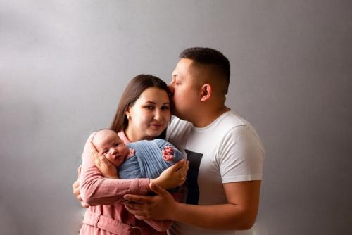 Фотографии малыша с родителями очень нежные и трогательные и ниже приведены самые главные причины сделать такую съёмку: 02
