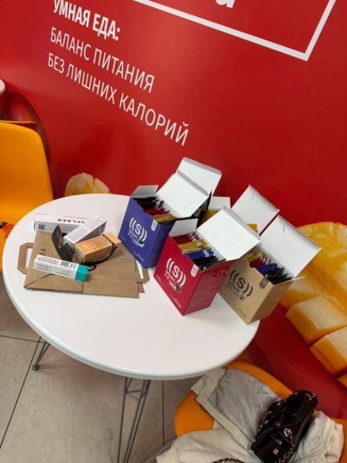 Подровняла длину волос немного, давно не виделась с девчонками пообщались немного. 01