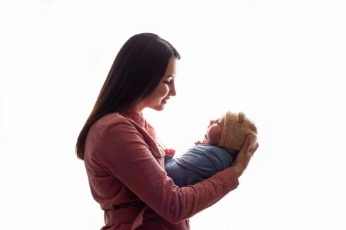 Фотографии малыша с родителями очень нежные и трогательные и ниже приведены самые главные причины сделать такую съёмку: 01