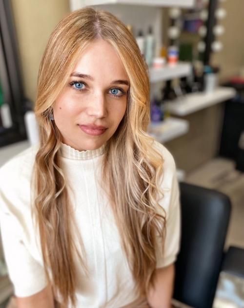 Контуринг волос - это особая схема окрашивания прядей у лица, позволяющая заменить профессиональный макияж. 02