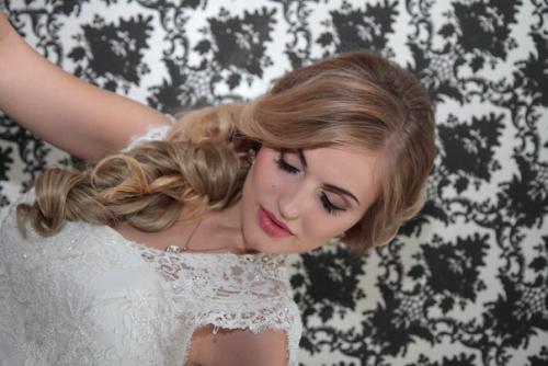 Лишь в том случае, если у вас намечается свадьба, торжество, фотосессия помогу подчеркнуть вашу красоту и индивидуальность. 04