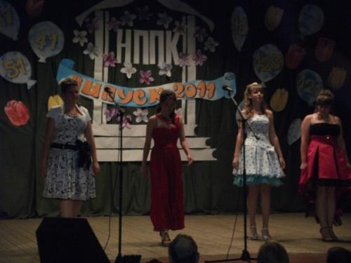 На выпускном я была в красном шелковом платье, которое пошила мне мама. 01