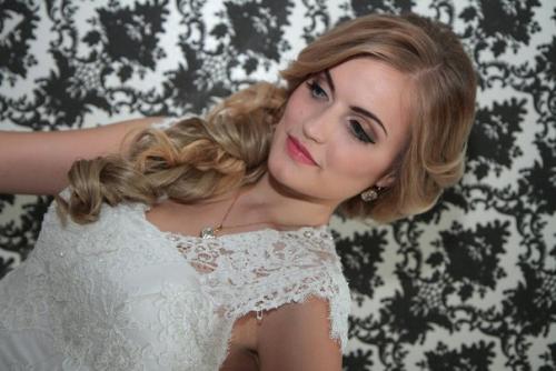 Лишь в том случае, если у вас намечается свадьба, торжество, фотосессия помогу подчеркнуть вашу красоту и индивидуальность. 03