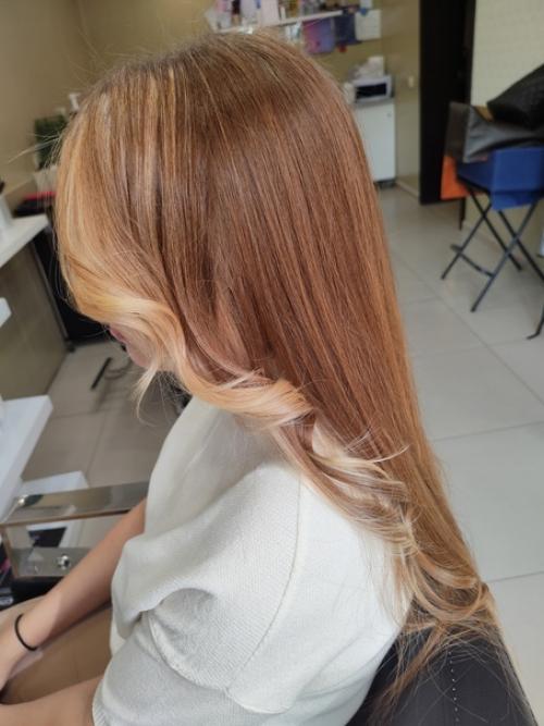 Контуринг волос - это особая схема окрашивания прядей у лица, позволяющая заменить профессиональный макияж. 01