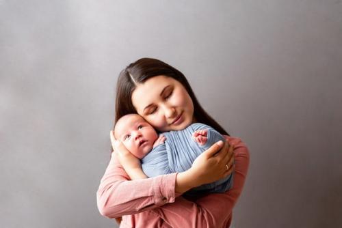 Фотографии малыша с родителями очень нежные и трогательные и ниже приведены самые главные причины сделать такую съёмку: 04