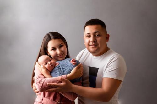 Фотографии малыша с родителями очень нежные и трогательные и ниже приведены самые главные причины сделать такую съёмку: 05