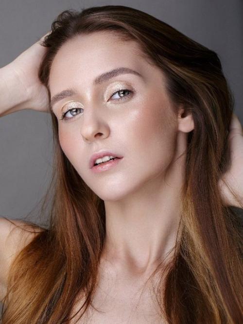 Милые девушки?  Современные выпускницы немало времени подготовке к предстоящему выпускному балу уделяют. 01