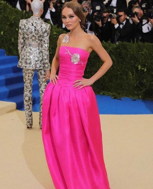 Фото дня: дочь Джонни деппа восхитила гостей бала института костюма нежным образом. 01