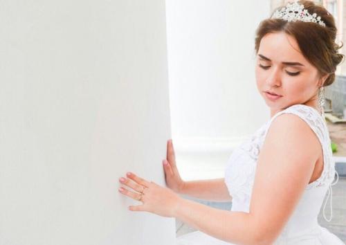 Работаем в 4 руки, мы принимаем на восьмиэтажке или на галле в салоне. 06