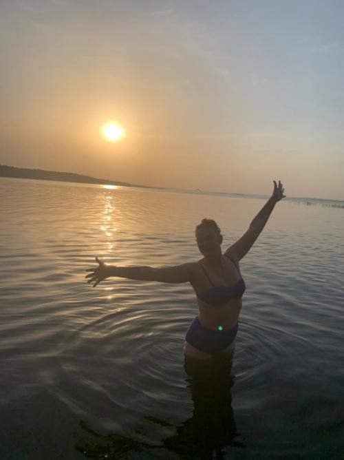 У меня нет потрясающей фигуры или плоского живота. 01