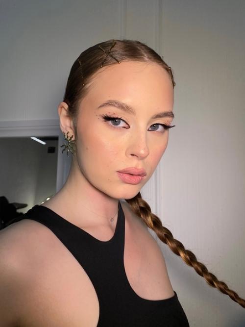 Стрелочка из ресничек и тот же макияж, как и в прошлом посту, но уже с другой прической. 03