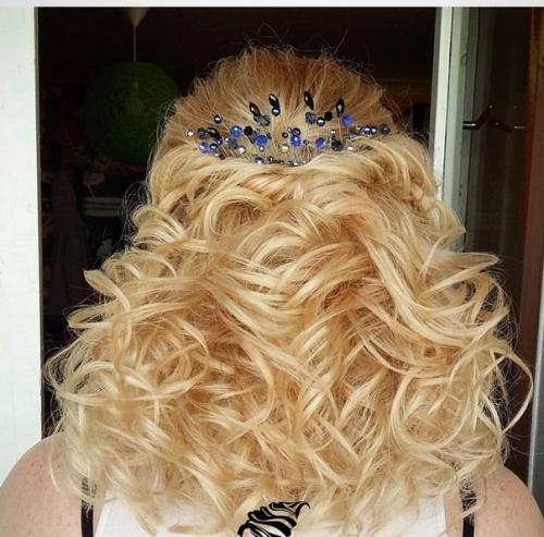 Девушки - красавицы?  Мы предлагаем услуги нашего прекрасного свадебного стилиста? 01