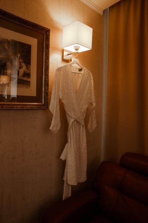 Недавно обсуждая сьемку с невестой услышала, что она отказывается от съёмки утра невесты, потому что предствляет будуарные фото в белье. 01