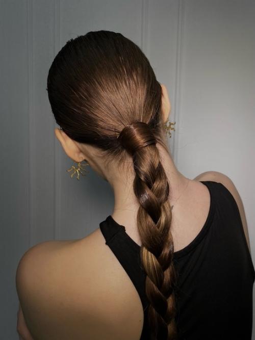 Стрелочка из ресничек и тот же макияж, как и в прошлом посту, но уже с другой прической. 01