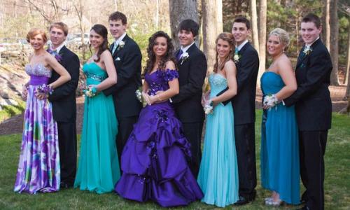 Каждая выпускница мечтает выглядеть безупречно в день прощания со школой и начинанием новой взрослой жизни. 01