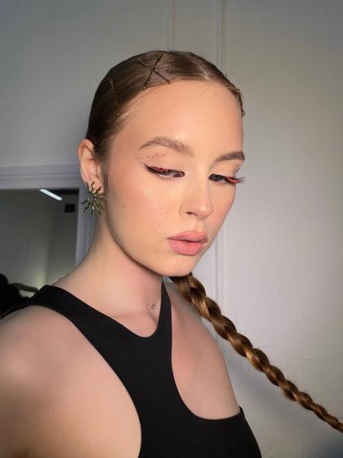 Стрелочка из ресничек и тот же макияж, как и в прошлом посту, но уже с другой прической. 02