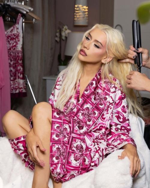 Как Кристина агилера готовилась к выступлению на вечеринке Dolce & Gabbana Alta Moda Welcome Party на Сардинии. 03