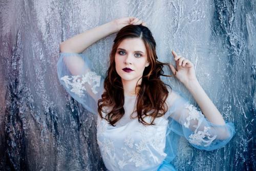 Я могу предложить вам услуги визажиста и мастера по прическам? 07