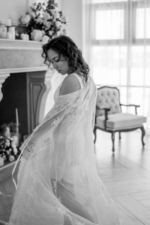 Многие невесты предварительно перед свадьбой делают пробный макияж и прическу чтобы быть уверенной, что на самом торжестве им будет комфортно. 01