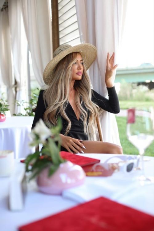 Доброго дня.  Хотелось бы посотрудничать и снять красивые стильные образы. 04