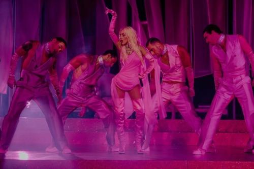 Как Кристина агилера готовилась к выступлению на вечеринке Dolce & Gabbana Alta Moda Welcome Party на Сардинии. 09