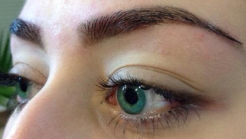 Чтобы выглядеть на все сто, можно правильно нанести макияж, сделать сногсшибательную прическу и удачно подобрать наряд. 01