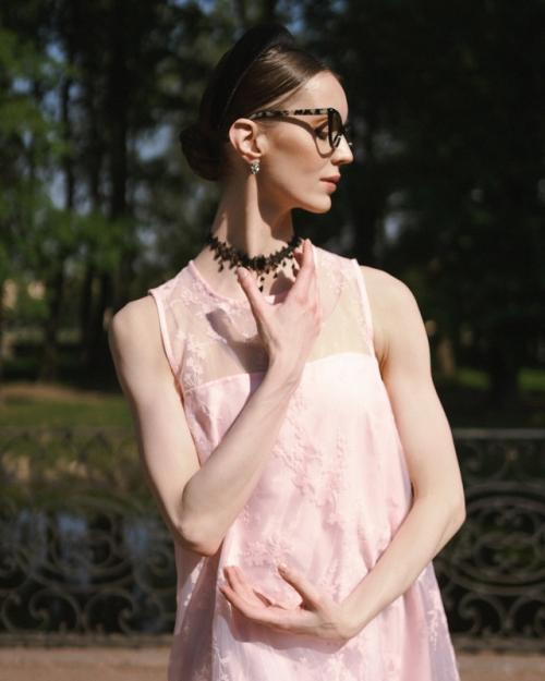 Она стояла в тени деревьев, но свет все равно находил ее. 01