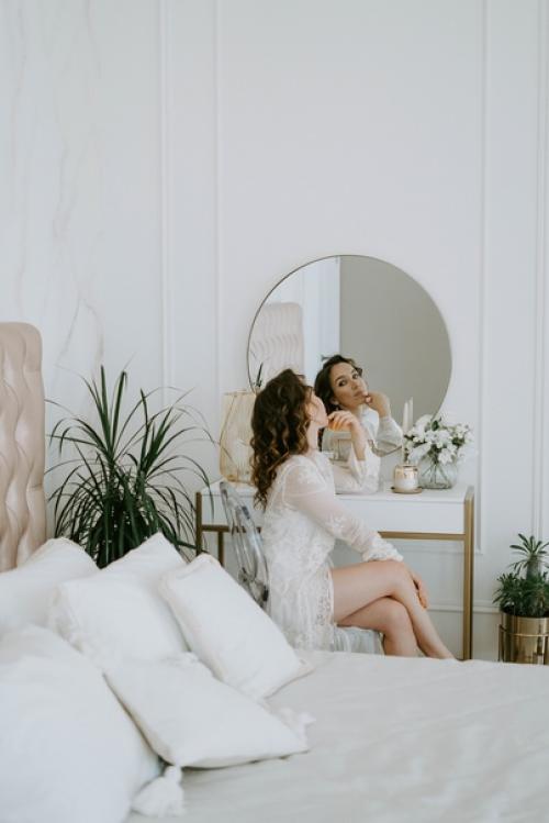 Многие невесты предварительно перед свадьбой делают пробный макияж и прическу чтобы быть уверенной, что на самом торжестве им будет комфортно. 02