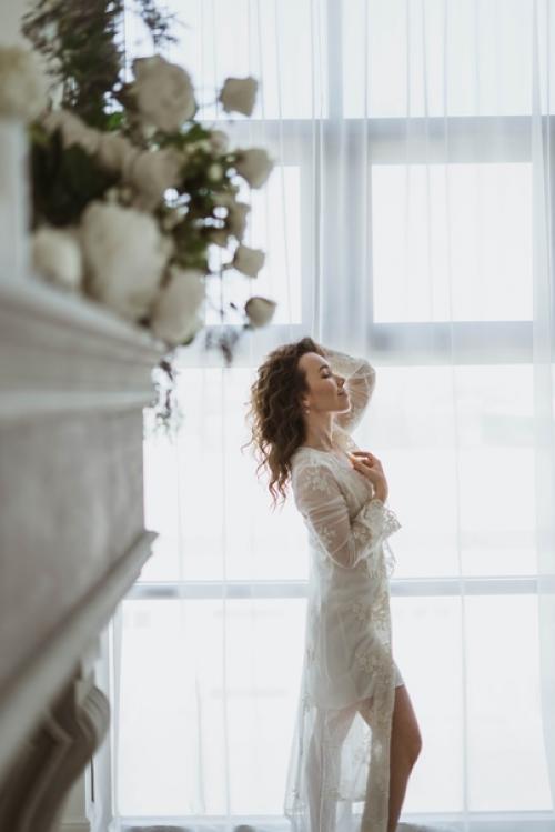 Многие невесты предварительно перед свадьбой делают пробный макияж и прическу чтобы быть уверенной, что на самом торжестве им будет комфортно. 03