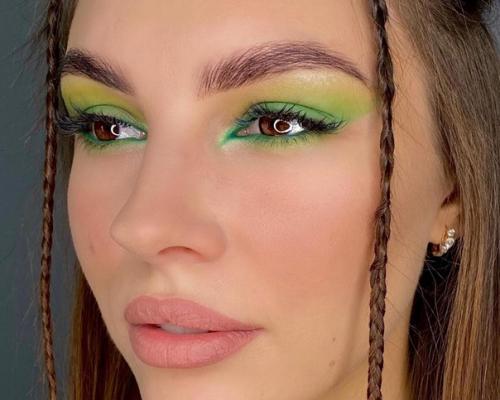 В нашем салоне есть не только парикмахеры, но и визажисты. 04