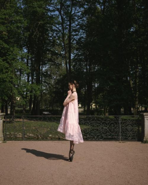 Она стояла в тени деревьев, но свет все равно находил ее. 04