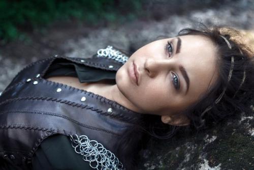 Я могу предложить вам услуги визажиста и мастера по прическам? 02