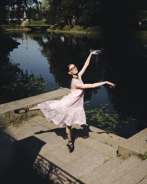 Она стояла в тени деревьев, но свет все равно находил ее. 05