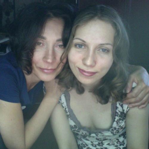 А сегодня наконец - то мне удалось уговорить посниматься самого любимого человека на свете - мою мамуленьку. 05