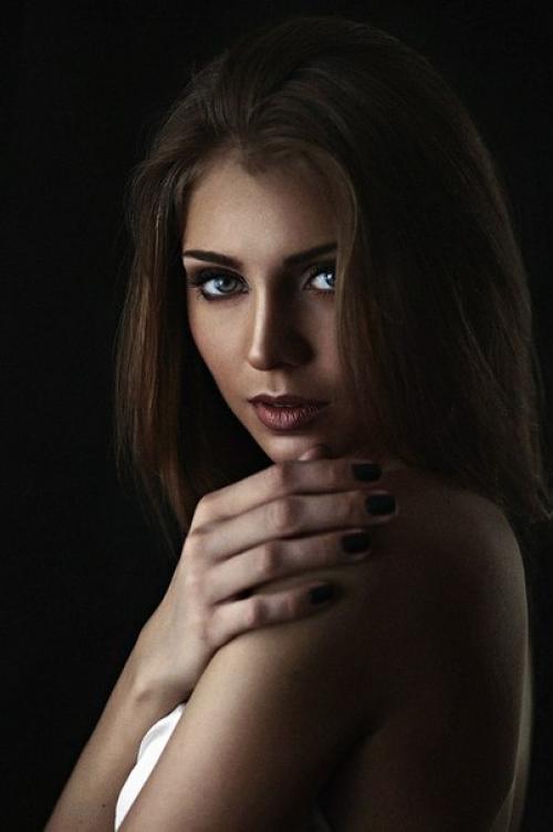 Я могу предложить вам услуги визажиста и мастера по прическам? 08